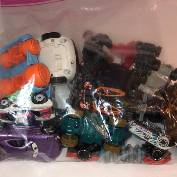 Lot of 16 different size brands 1 military guy &1 VTech police cars 1 H-W case - Picture 9 of 11